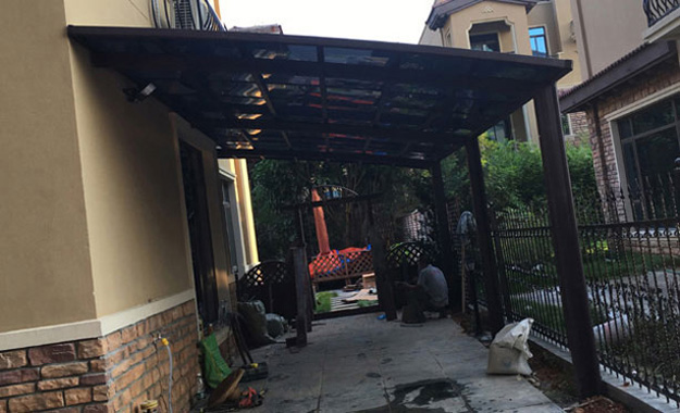 崇左碧桂園陽臺(tái)雨棚車棚安裝實(shí)例