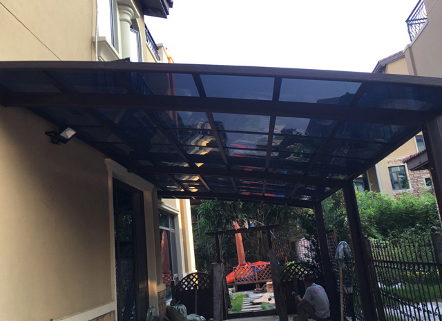 崇左碧桂園陽(yáng)臺(tái)雨棚車棚安裝實(shí)例