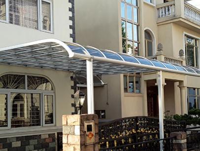 別墅鋁合金車棚對(duì)車輛有哪些實(shí)用功能？