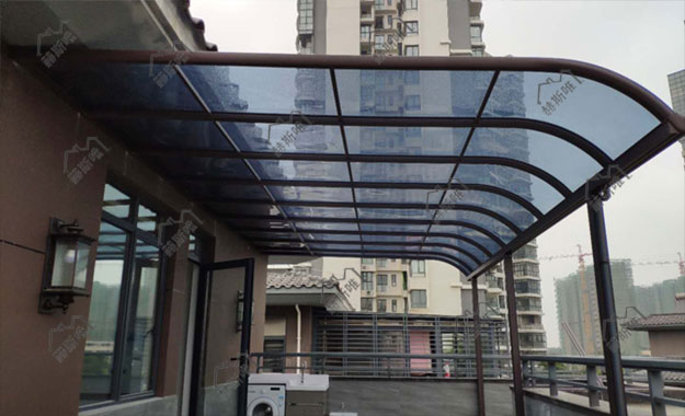 海南?？谟昱?胡先生