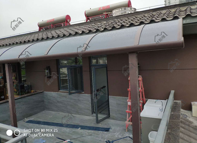 海南?？谟昱?胡先生