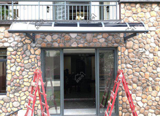 海南?？谟昱?胡先生